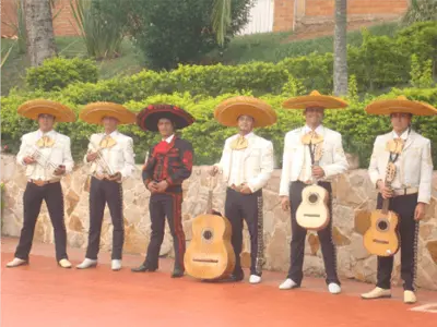 Mariachis tocando serenata en Cali