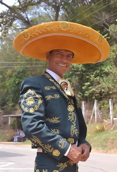 Presentación de mariachis en Cali de noche